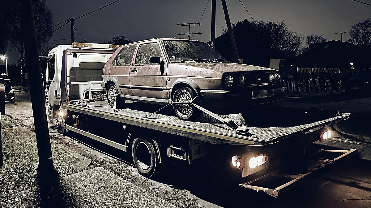VW Golf Mk2 salvage collection at night by LTJ Transport