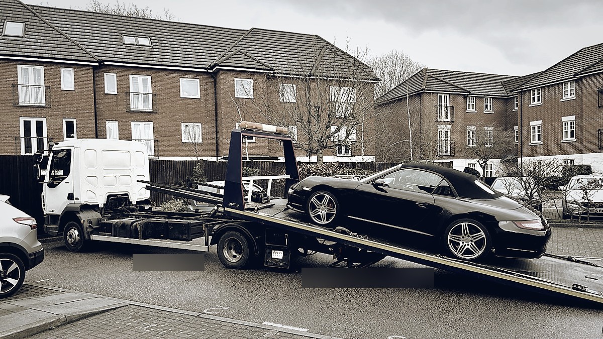 Porsche 911 being loaded